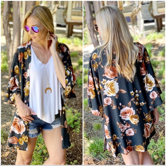 ✨LAST ONE✨Hunter green Floral Kimono - Picture 3 of 4